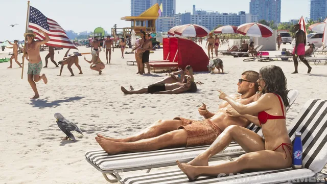 Pessoas na praia entre guarda-sóis e espreguiçadeiras, em screenshot publicado pela Game Informer.