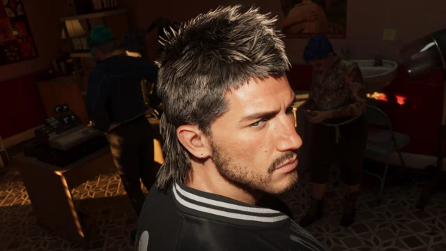 Jason olhando para trás de perfil, mostrando o corte de cabelo mullet do Salão Unissex Sara’s.